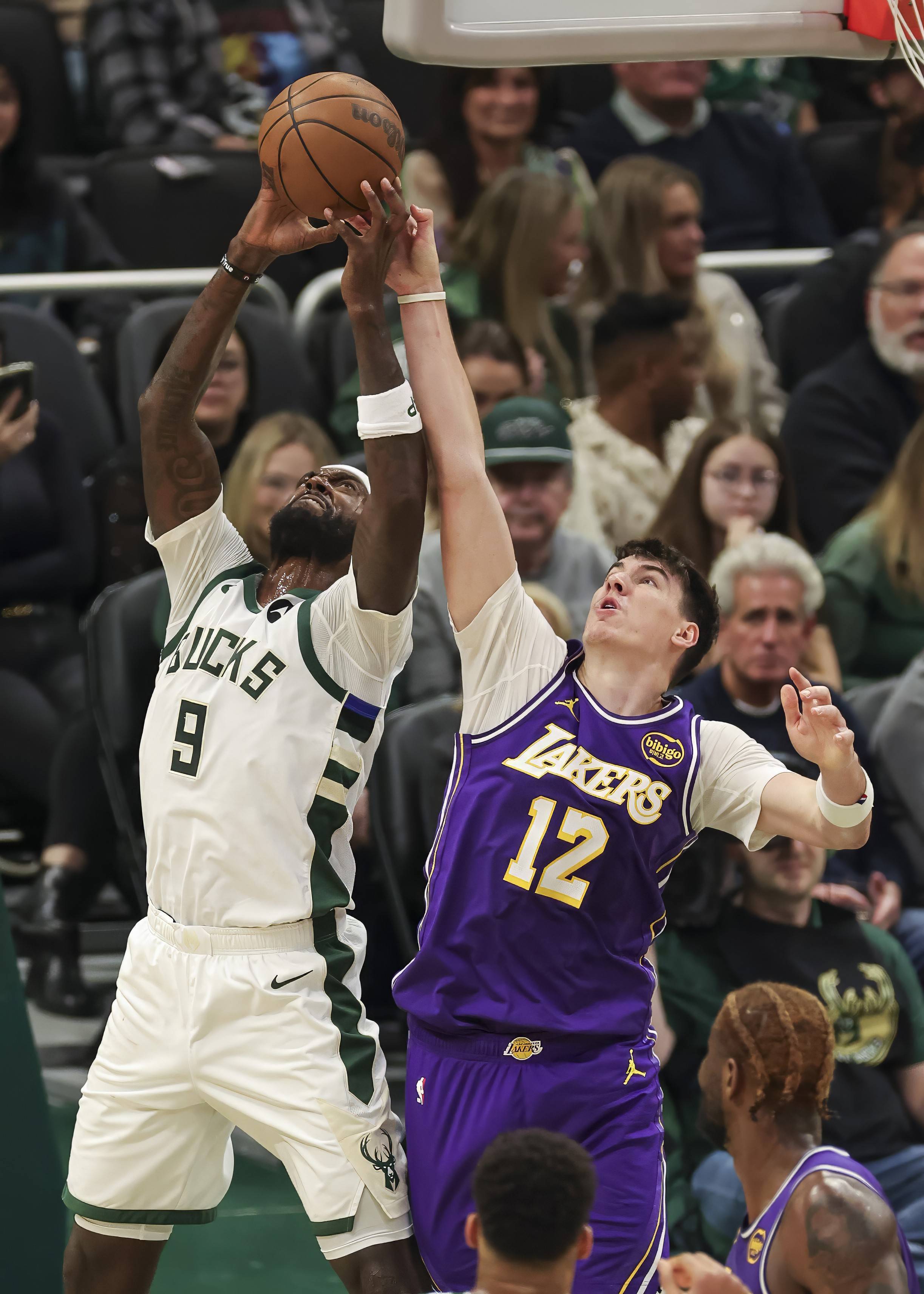 体育）篮球——NBA常规赛：湖人胜雄鹿